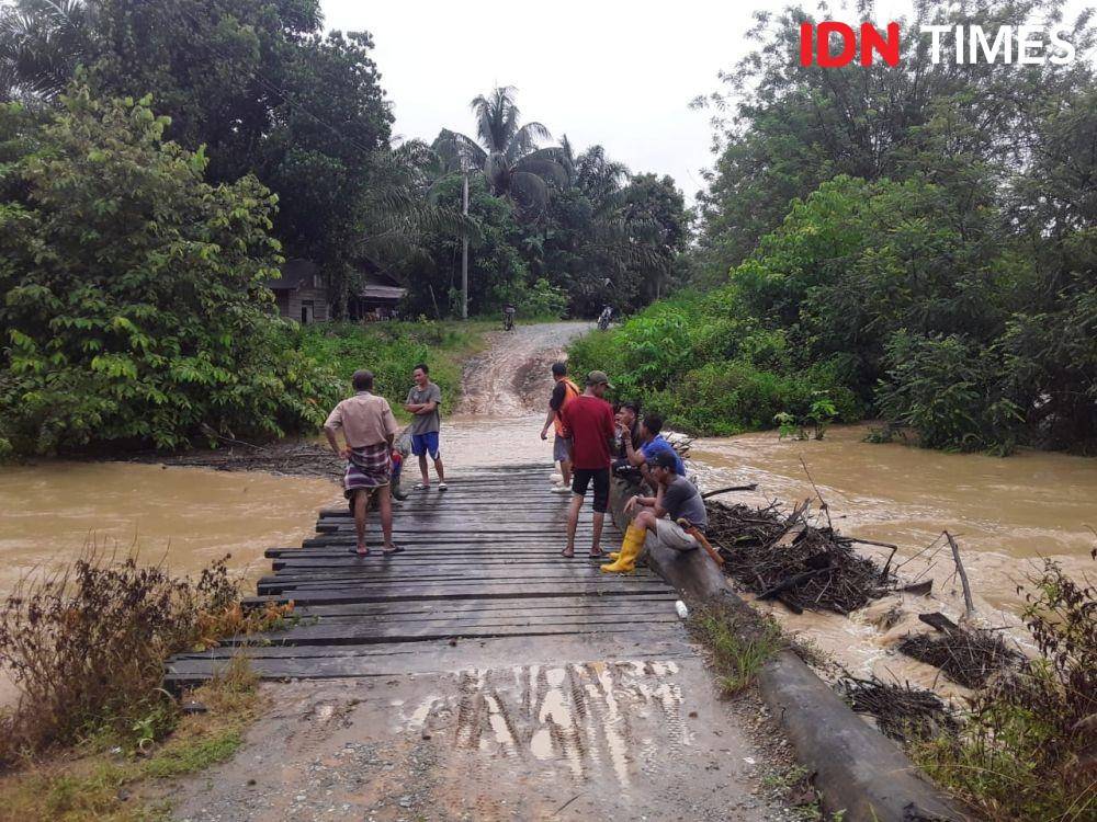 Warga Desa Bukit Subur bersama tim gabungan berkumpul untuk gotong royong (IDN Times/Ervan Masbanjar)