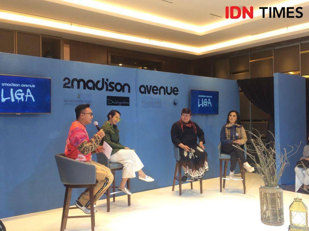 Maggie Hutauruk (perancang mode), Nur Arif (pemerhati lingkungan),  Adi Surantha (fashion stylist), dalam acara media gathering 2Madison Avenur untuk memperkenalkan koleksi terbarunya yang bertajuk Liga. 18 Februari 2020. IDN Times/M. Tarmizi Murdianto