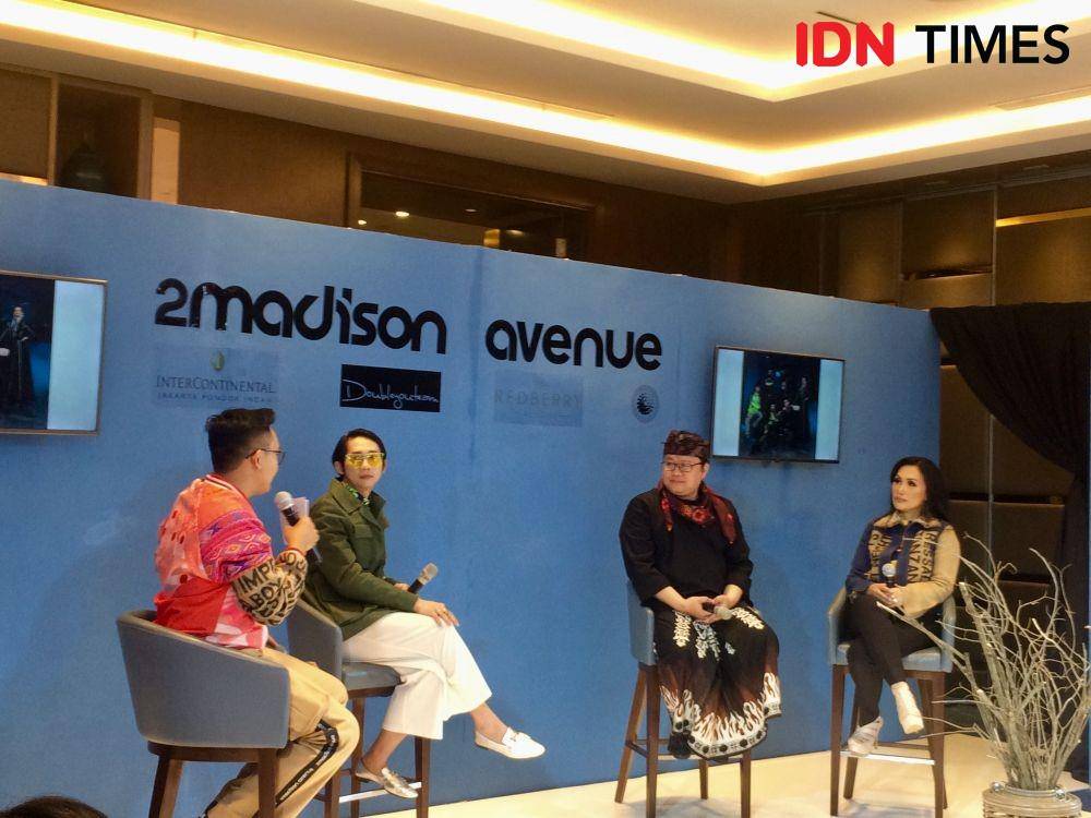 Maggie Hutauruk (perancang mode), Nur Arif (pemerhati lingkungan),  Adi Surantha (fashion stylist), dalam acara media gathering 2Madison Avenur untuk memperkenalkan koleksi terbarunya yang bertajuk Liga. 18 Februari 2020. IDN Times/M. Tarmizi Murdianto
