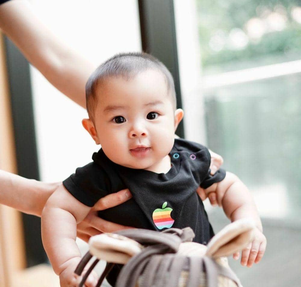 10 Potret Gemas Mikhael Moeis di Usia 5 Bulan, Makin Mirip Papa Nih!