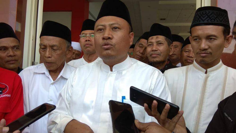 Bacabup Lamongan Sholahuddin saat memberikan keterangan kepada wartawan. IDN Times/Imron