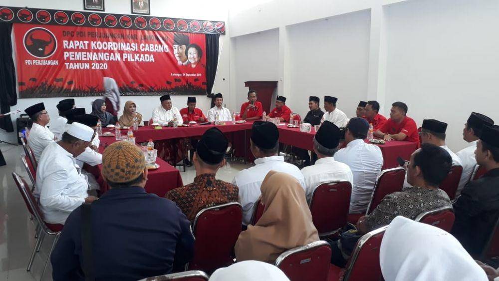 Sholahuddin saat menggelar pertemuan dengan sejumlah kader partai PDIP Lamongan. IDN Times/Imron