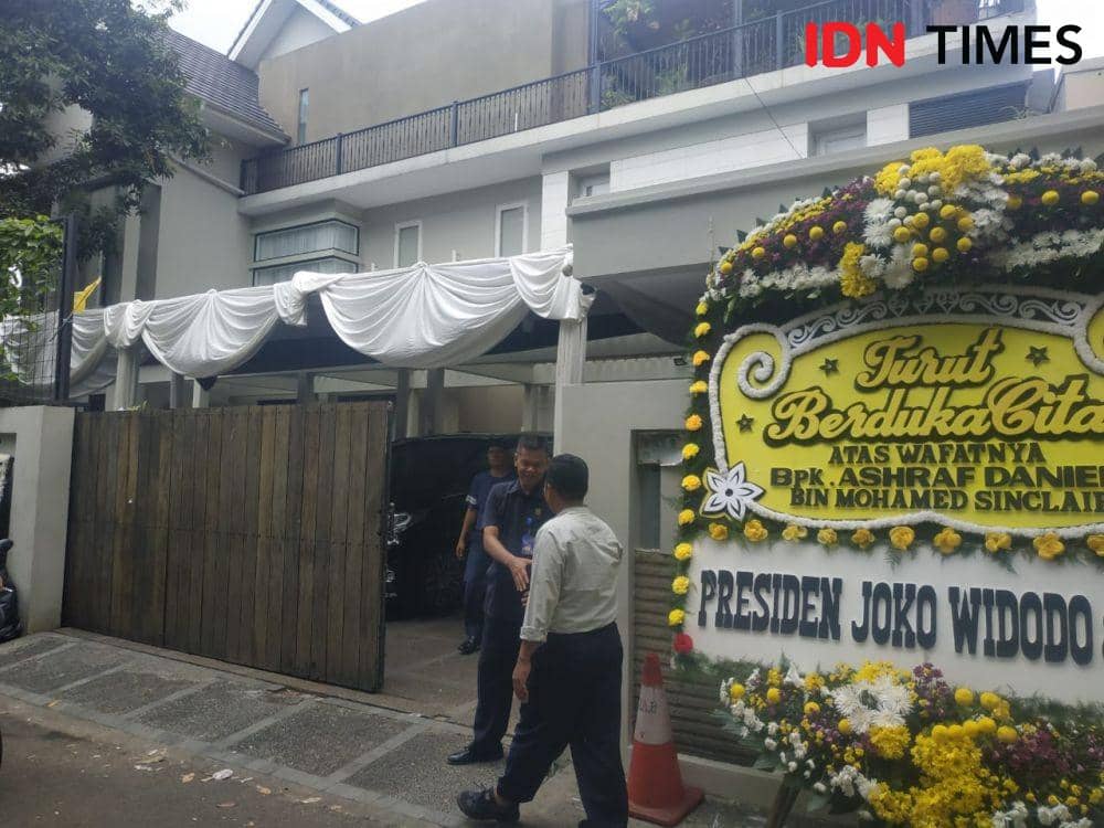 Suasana di kediaman almarhum Ashraf Sinclair, Rabu (19/29) (IDN Times/Axel Jo Harianja