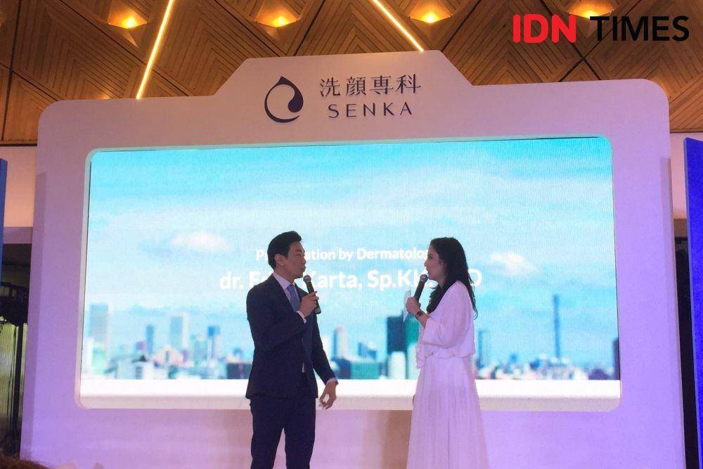 Dr. Eddy Karta SpKK dan MC saat Jupa Pers Inovasi Micro Dense Foam Senka. 18 Februari 2020. IDNTimes/Nadin Azani