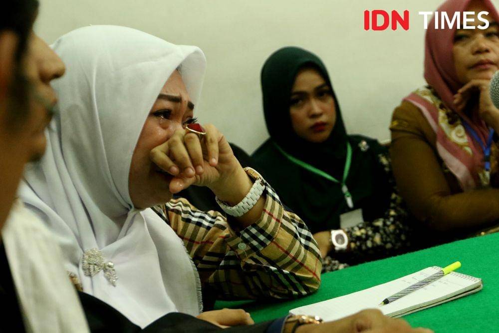 Febi menangis saat menjalani persidangan lanjutan kasus ITE yang menjeratnya (IDN Times/Prayugo Utomo)