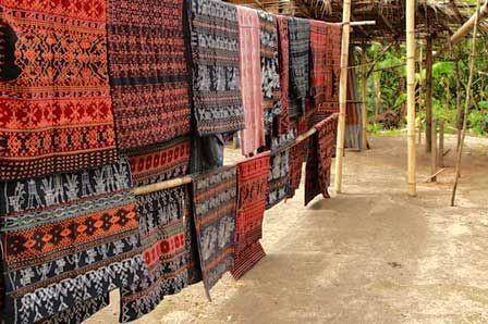 ilustrasi kain songke (pinterest.com/indonesia.travel)