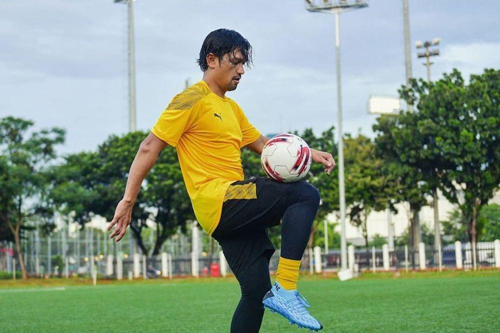 Suka Olahraga, Ini 10 Potret Ibnu Jamil Saat Lari hingga Sepak Bola