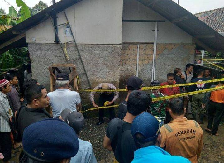 Rumah terdampak longsor timbun satu keluarga di Bogor (Instagram/@ademunawarohyasin/)