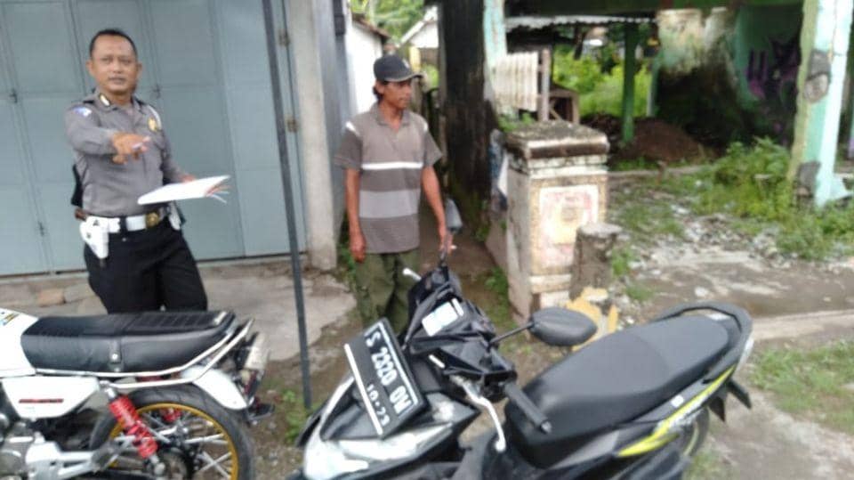 Petugas mendata kendaraan motor yang bertabrakan. IDN Times/istimewa
