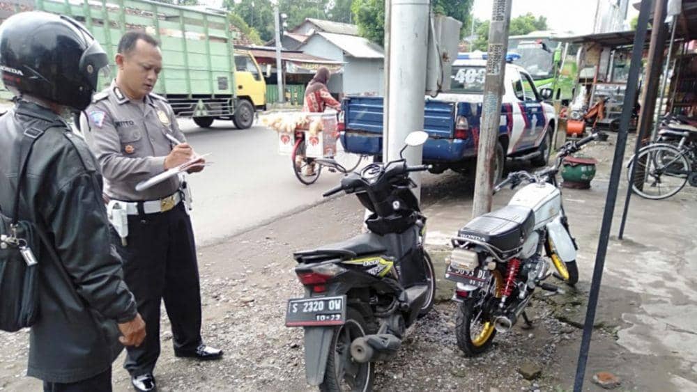 Petugas lantas meminta keterangan saksi. IDN Times/istimewa