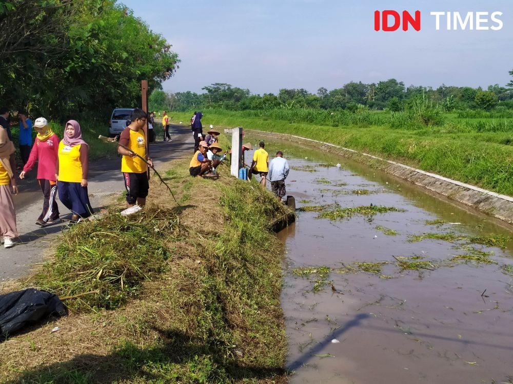 Ratusan Petani dan Muspika Kalasan Bersihkan Sampah Selokan Mataram