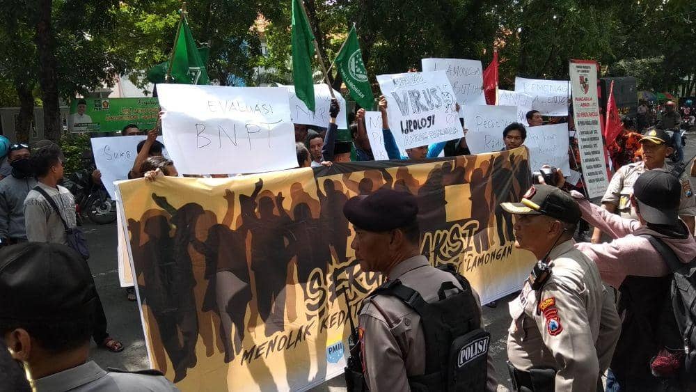 Puluhan warga Lamongan berunjuk rasa menolak pemulangan eks ISIS ke Lamongan. IDN Times/Imron