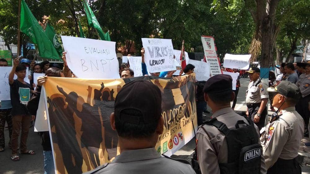 Tolak Kepulangan Eks ISIS, Ratusan Warga Lamongan Turun ke Jalan