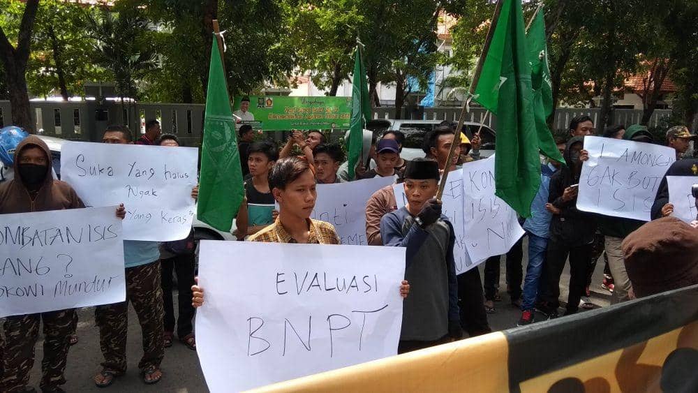 Puluhan warga Lamongan berunjuk rasa menolak pemulangan eks ISIS ke Lamongan. IDN Times/Imron