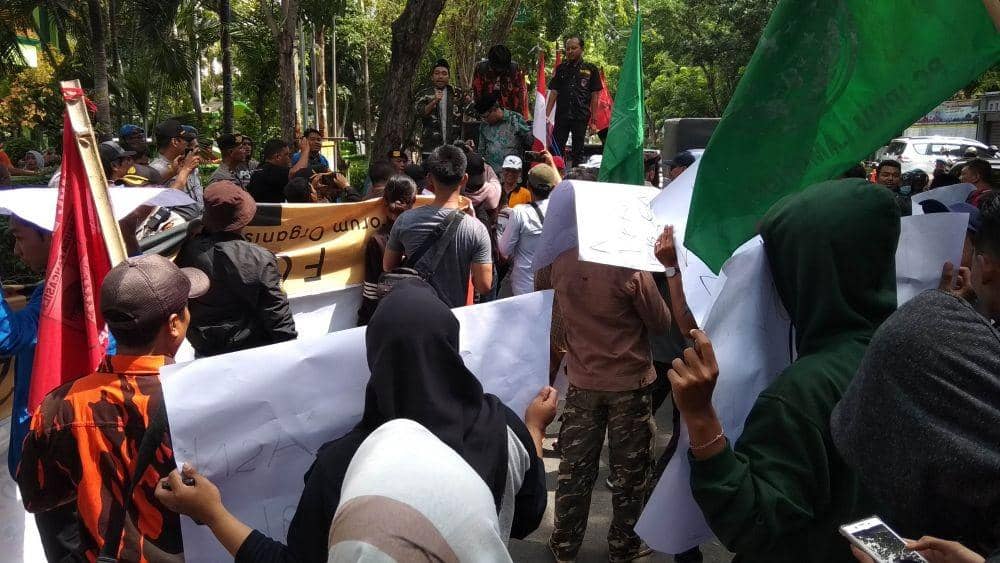 Puluhan warga Lamongan berunjuk rasa menolak pemulangan eks ISIS ke Lamongan. IDN Times/Imron