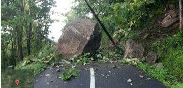 Batu Besar Longsor ke Jalan, Akses Dua Desa di Gunungkidul Terputus