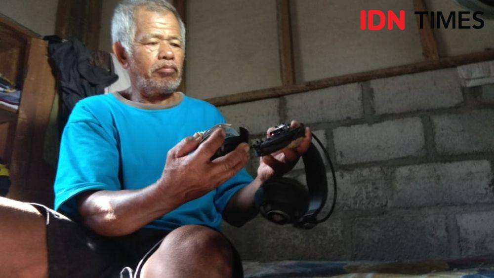 Zamari kakek korban menunjukkan headset yang turut terbakar akibat tersambar petir. IDN Times/Daruwaskita