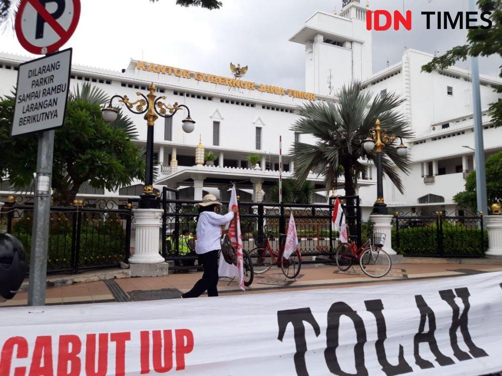 Pemasangan spanduk di depan Kantor Gubernur Jatim. IDN Times/Fitria Madia