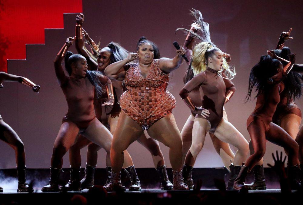 Tampil Penuh Energi di BRIT Awards 2020, Ini 10 Potret Aksi Lizzo!