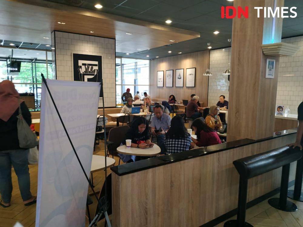 Suasana tempat makan di sebuah restoran cepat saji (IDN Times/Hana Adi Perdana)