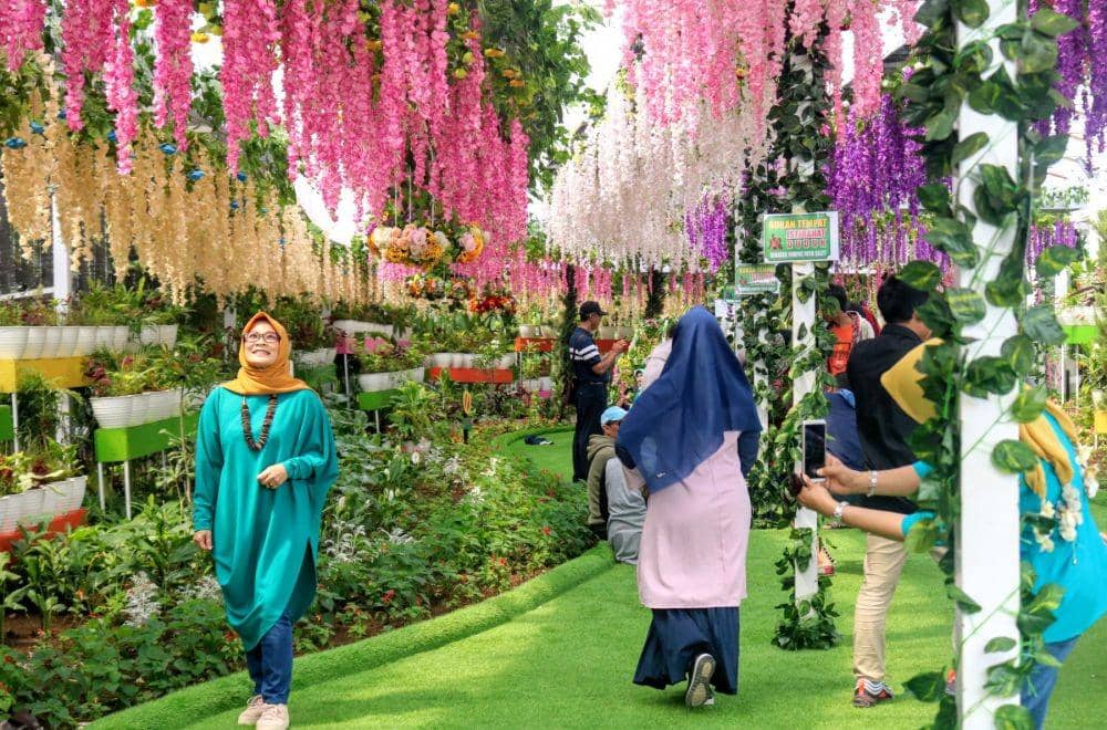 Pengunjung sangat menikmati spot yang ada di Flora Wisata Santera