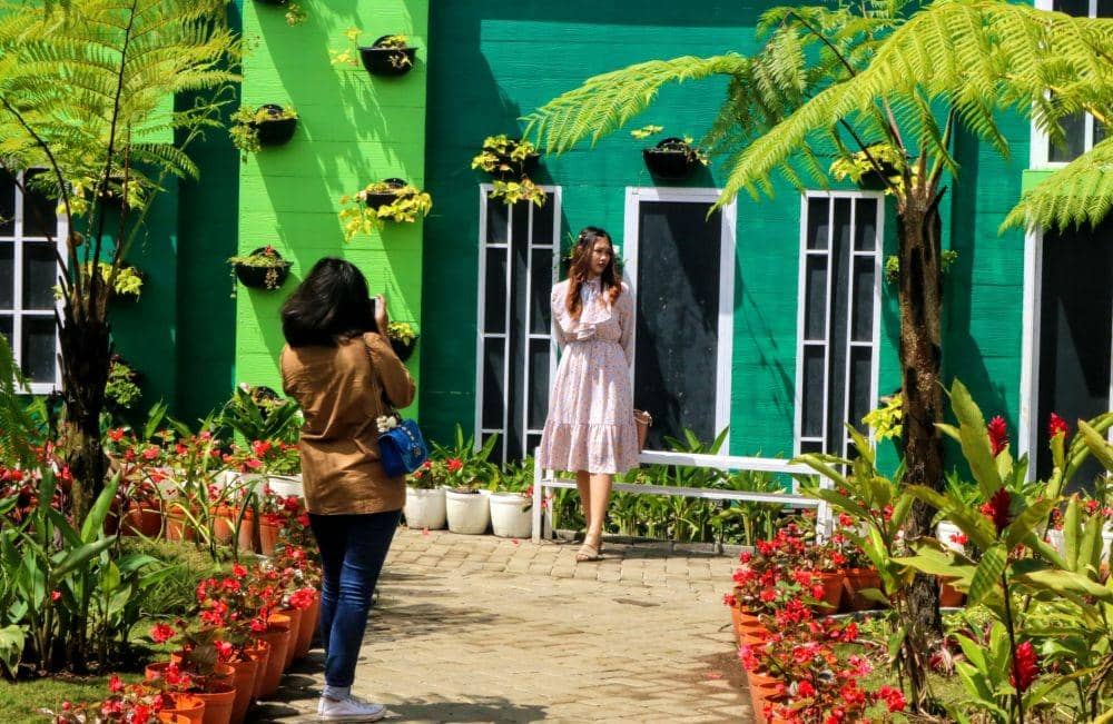 Pengunjung berfoto di salah satu spot Flora Wisata Santera. IDN Times/ Alfi Ramadana