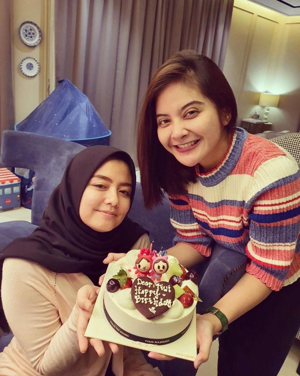 10 Potret Akrab Persahabatan Tika dan Tiwi eks T2, Friendship Goals!