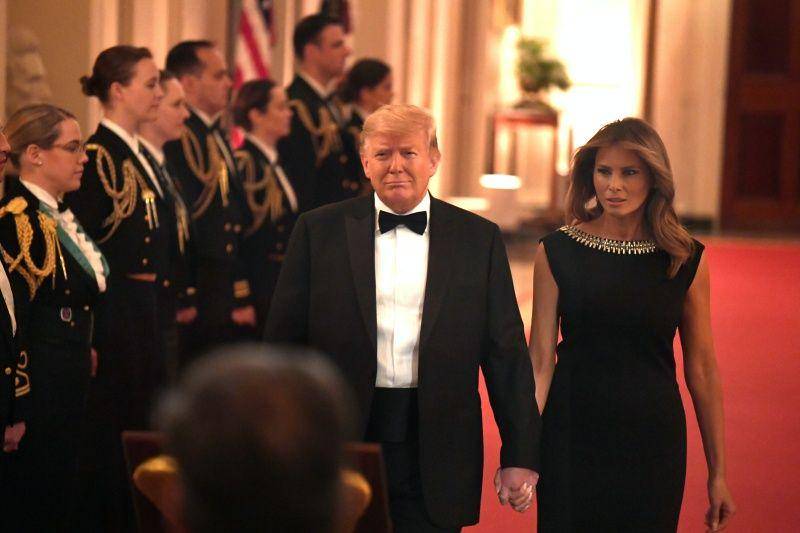 Presiden Amerika Serikat Donald Trump bergandengan tangan dengan Ibu Negara Melania Trump saat mereka tiba untuk Governors Ball di Ruang Timur Gedung Putih, Washington, DC, Amerika Serikat, pada 9 Februari 2020. ANTARA FOTO/REUTERS/Mike Theiler
