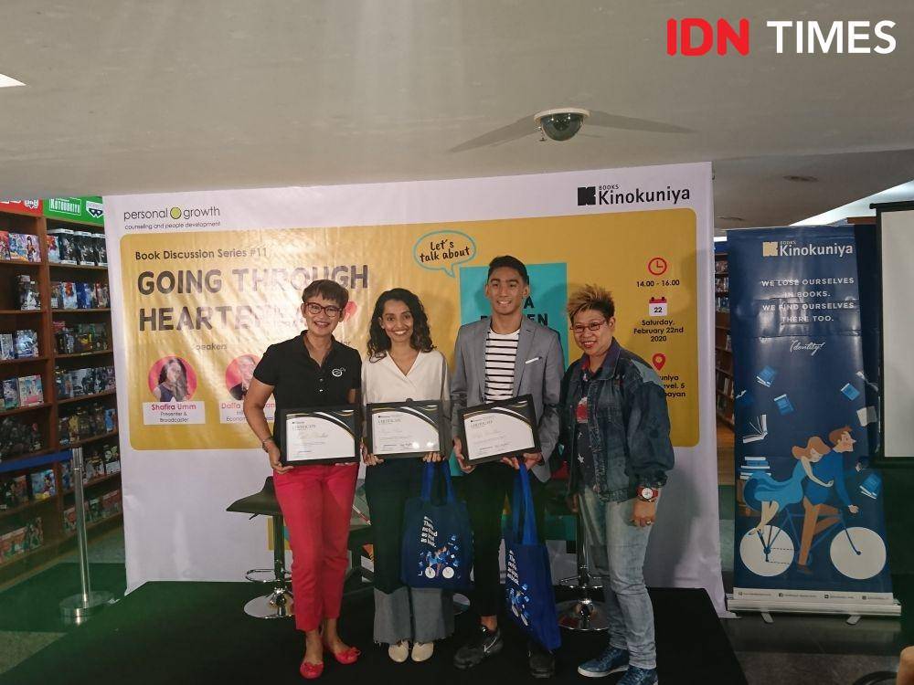 Daffa Wardahana dan Shafira UMM dalam acara diskusi buku dengan tema "Going Through Heartbreak" yang diselenggarakan di Plaza Senayan. 22 Februari 2020. IDN Times/M. Tarmizi Murdianto
