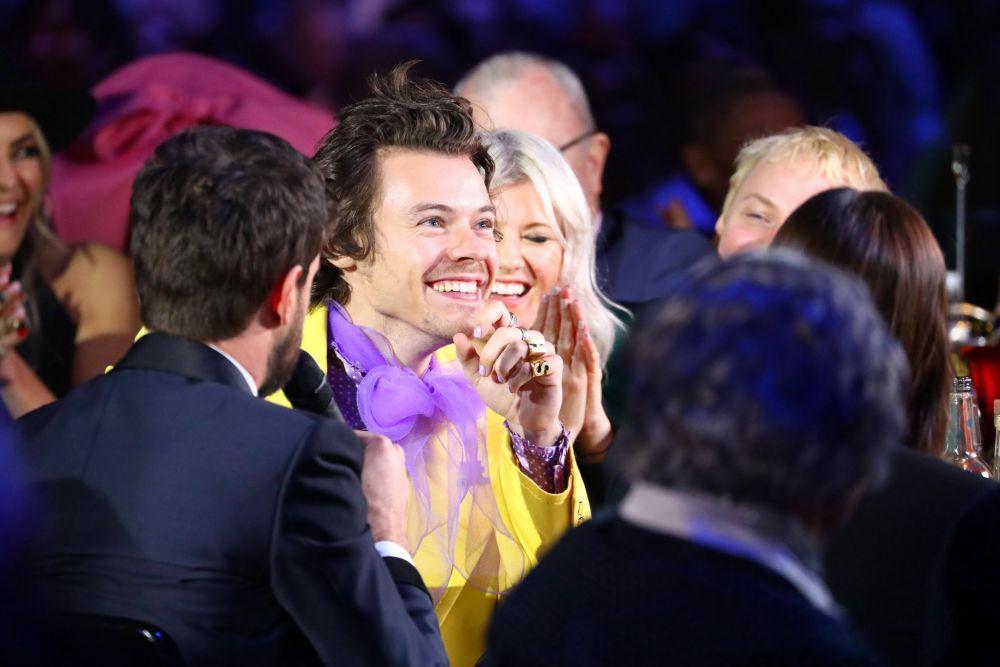 Curi Perhatian di BRIT Awards 2020, 9 Potret Menawan Harry Styles