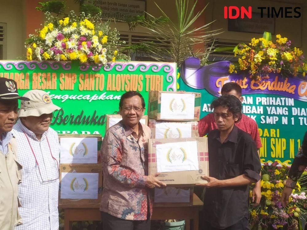 Menko Polhukam, Mahfud MD mengunjungi keluarga korban di SMPN 1 Turi. IDN Times/Siti Umaiyah