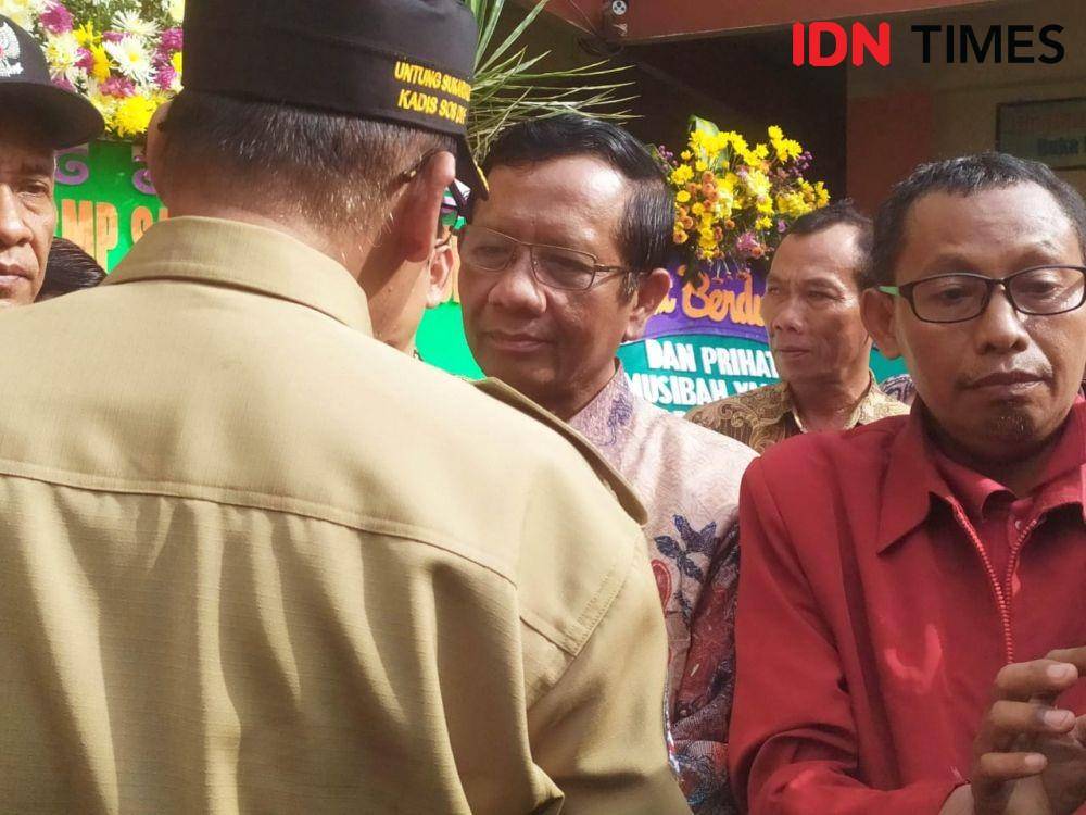 Menko Polhukam, Mahfud MD mengunjungi keluarga korban di SMPN 1 Turi. IDN Times/Siti Umaiyah