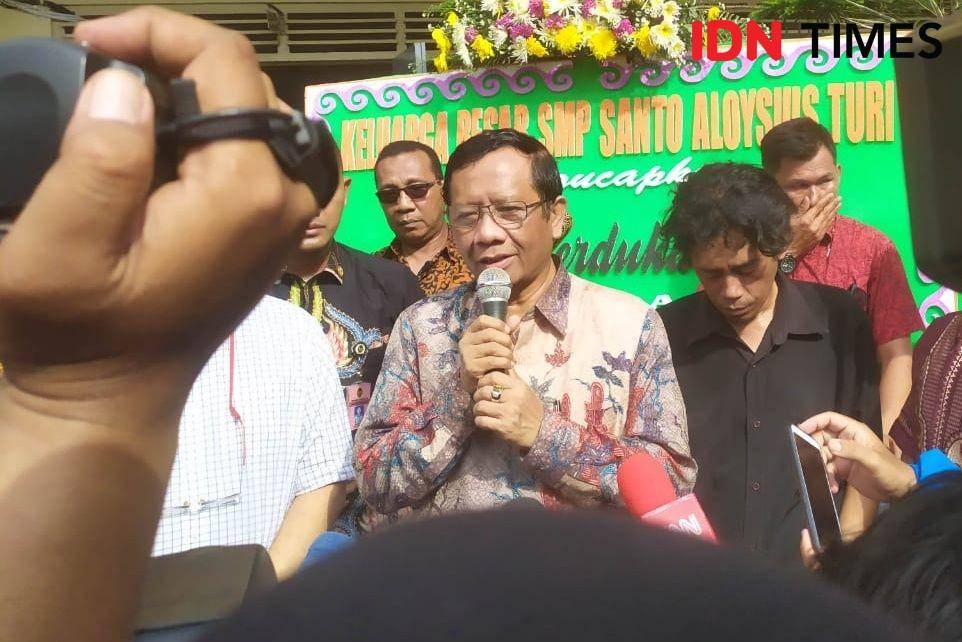 Menko Polhukam, Mahfud MD memberi pernyataan di depan awak media. IDN Times/Siti Umaiyah