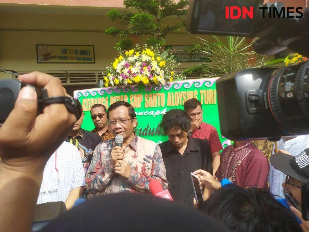 Menko Polhukam, Mahfud MD memberi pernyataan di depan awak media. IDN Times/Siti Umaiyah