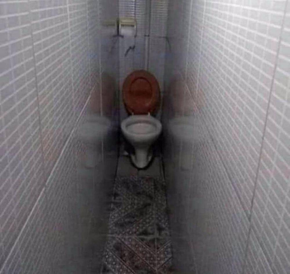 Twitter.com/scarytoilet