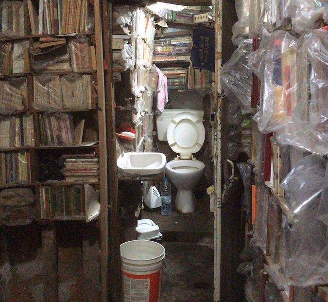 Twitter.com/scarytoilet