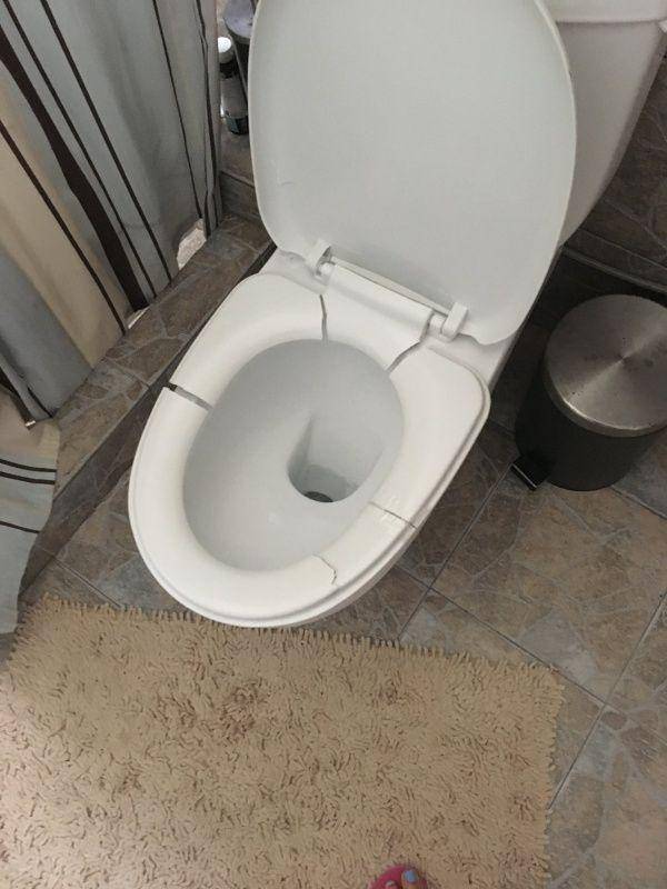 Twitter.com/scarytoilet