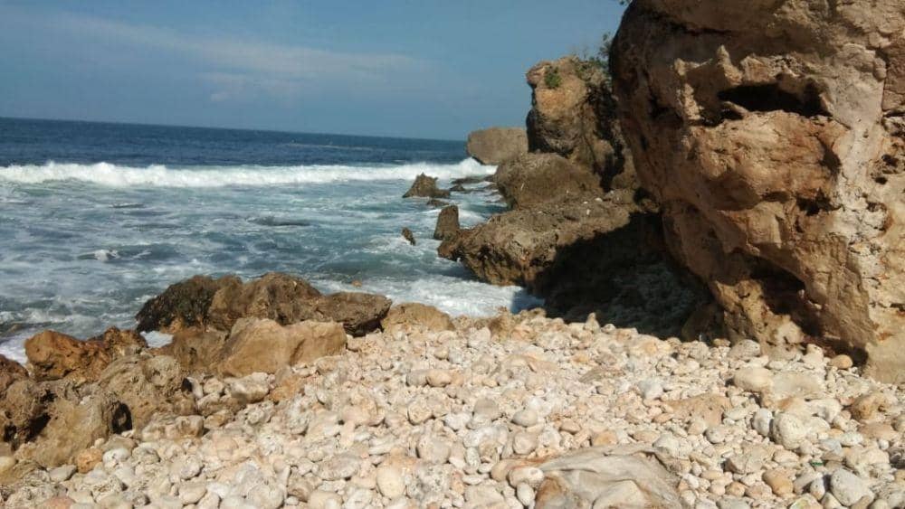 Tebing bebatuan tempat korban diduga pertama kali terpeleset dan terjatuh ke laut. IDN Times/Istimewa