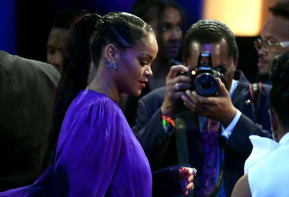 10 Potret Glamornya Rihanna Saat Hadiri NAACP Image Awards 2020