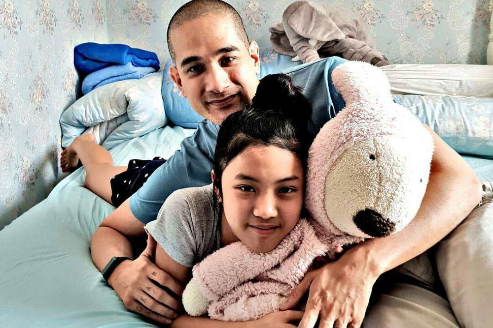 Menyentuh Hati, 10 Potret Kasih Sayang Okan Kornelius ke Anak Sambung