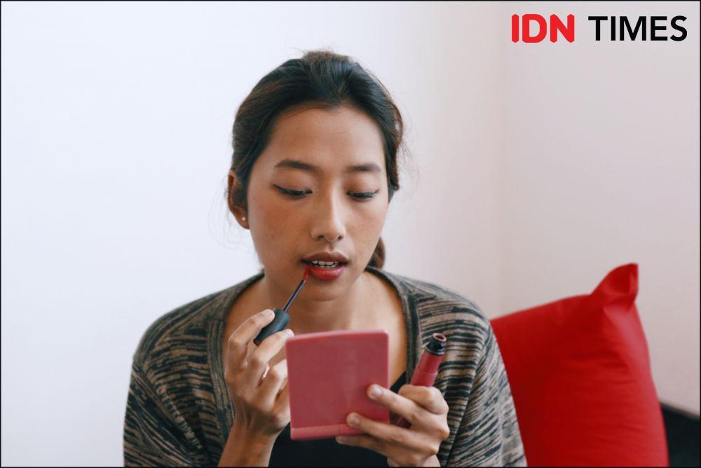 7 Lip Balm Hacks yang Perlu Kamu Tahu, Bisa untuk Rambut sampai Mata!
