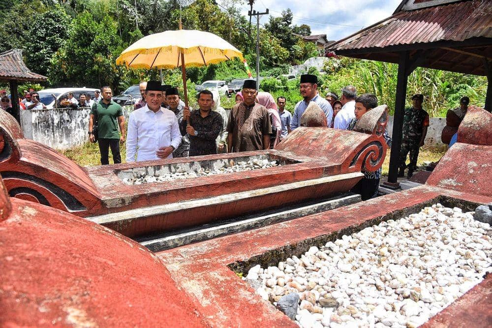 Edy Rahmayadi dan rombongan berziarah ke makam Raja Djunjungan Lubis, Gubernur Sumut ke-6 (Dok Humas Pemprov Sumut)