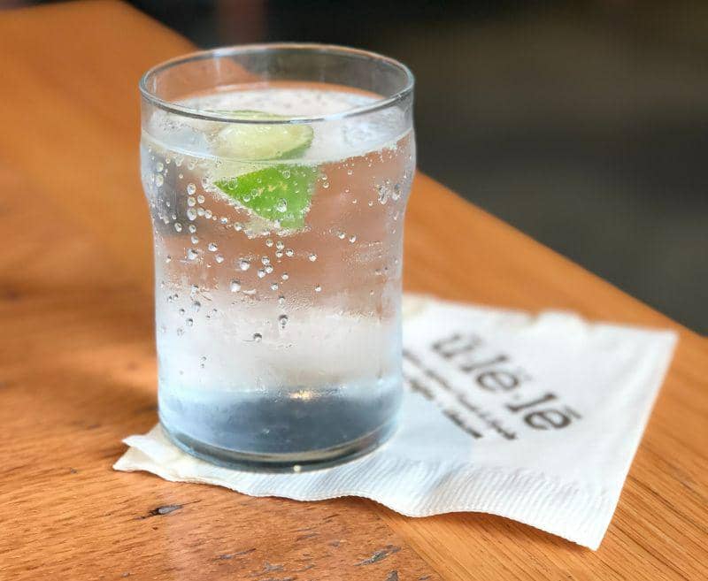 Bukan Air Mineral, 6 Manfaat Gunakan Sparkling Water untuk Face Mist!