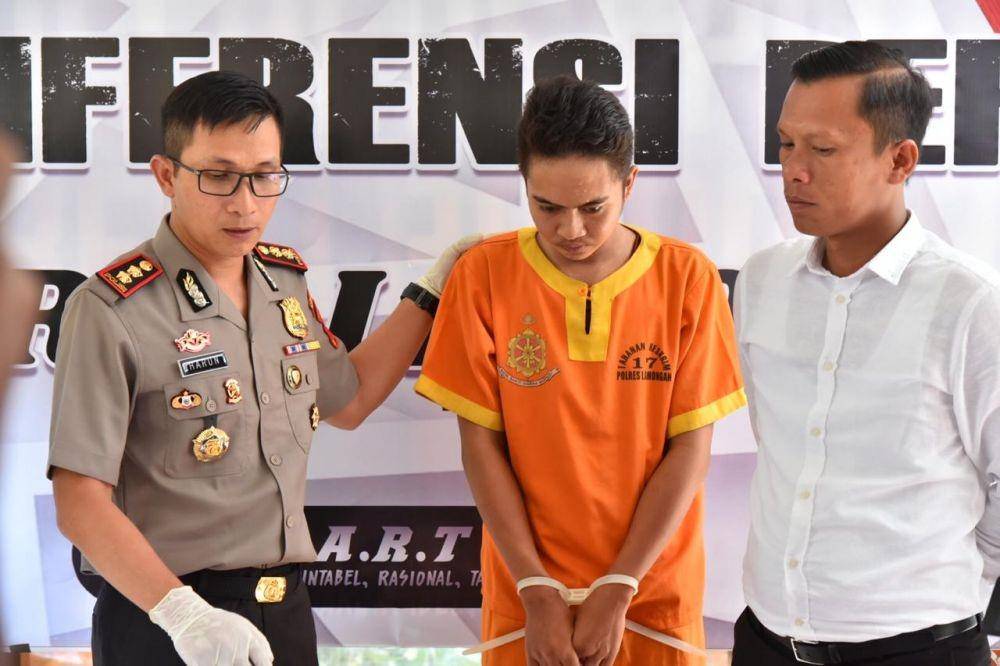 Kapolres Lamongan AKBP Harun saat berbincang dengan tersangka penyebar video porno. IDN Times/Dok. Humas Polres Lamongan