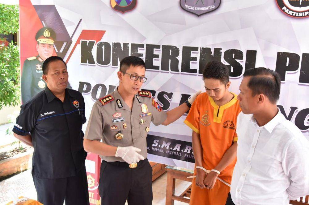 Pelaku pengunggah video mesum sang pacar saat diamankan polisi. IDN Times/Dok Humas Polres Lamongan