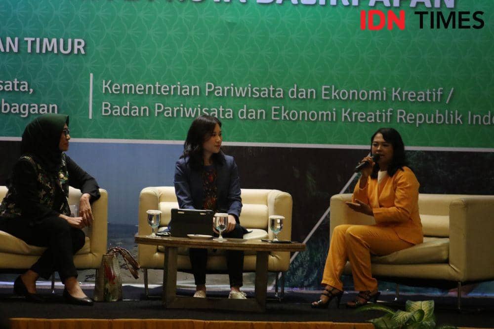 Anggota DPR RI Hetifah Sjaifudian (kiri) dan Wakil Menteri Pariwisata dan Ekraf Angela Tanoesoedibjo (tengah) pada Millennials Gathering di Balikpapan, 24 Februari 2020 (IDN Times/Mela Hapsari)