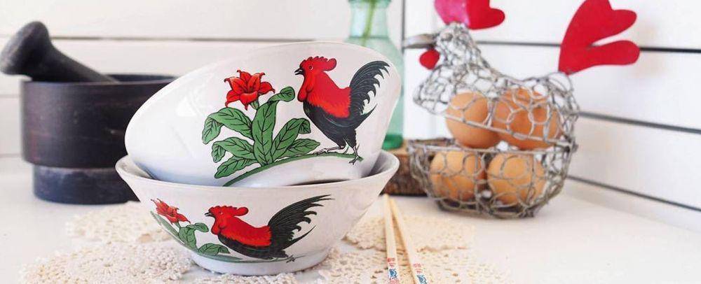 ilustrasi menyusun beras dan ayam tumis ke dalam mangkuk (itjeher.com)