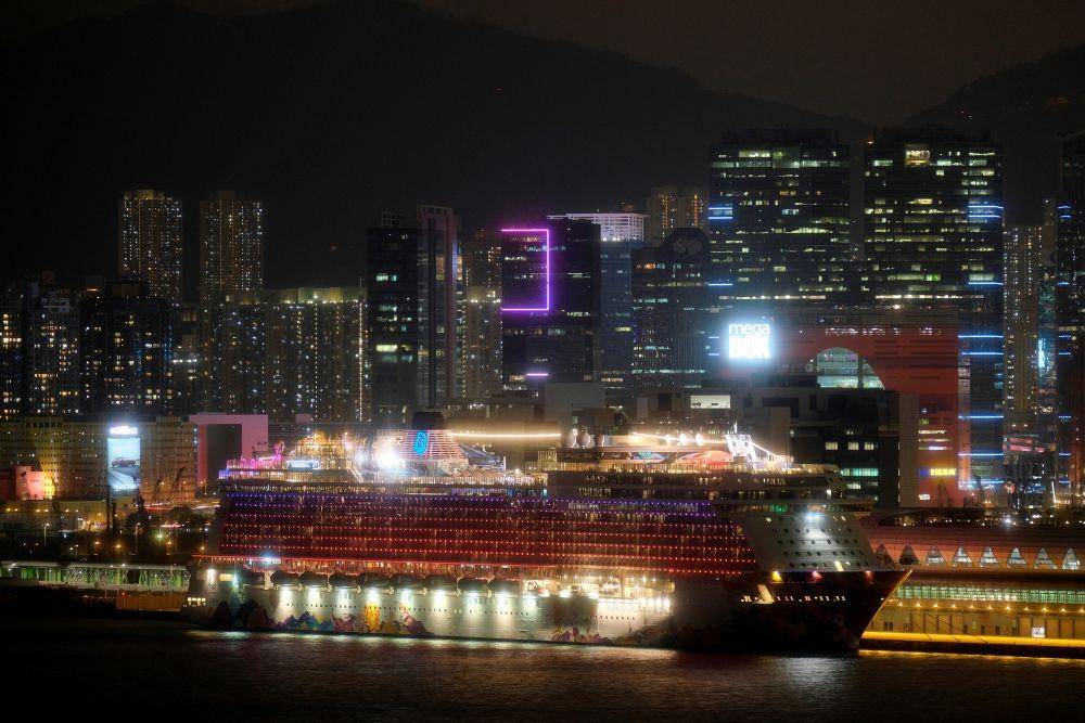 Kapal pesiar World Dream (ANTARA FOTO/REUTERS/Tyrone Siu)