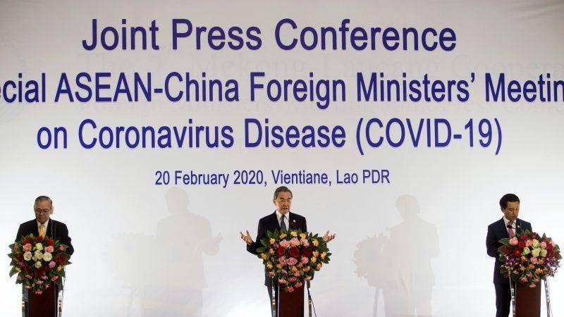 Menteri Luar Negeri Tiongkok Wang Yi (tengah), Menteri Luar Negeri Filipina Teodoro Lopez (ki) dan Menteri Luar Negeri Laos Saleumxay Kommasith menghadiri konferensi pers setelah pertemuan ASEAN dan Tiongkok tentang penularan virus corona baru, di Vientiane, Laos, pada 20 Februari 2020. (ANTARA FOTO/REUTERS/Phoonsab Thevongsa)