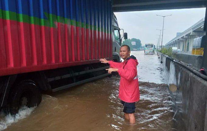 Tergenang Banjir, Gerbang Tol Bekasi Barat dan Pondok Gede Ditutup